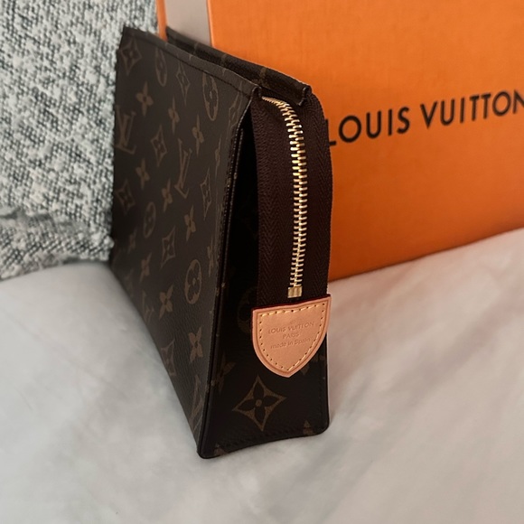 Louis Vuitton Toiletry Pouch 19 Mono w/ Samorga Insert - Picture 4 of 10